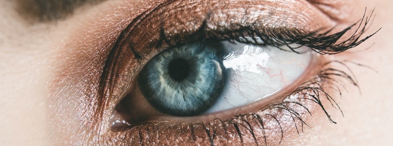 Zoom d'un oeil où l'on voit en grand un iris.